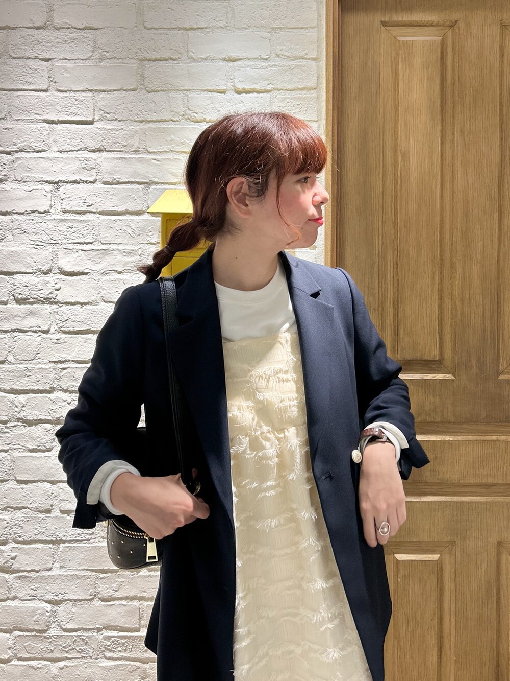 ブルー系のテーラードジャケット、ホワイト系のスウェット、ホワイト系のワンピースを着用したレディースの冬コーディネートの2枚目の写真