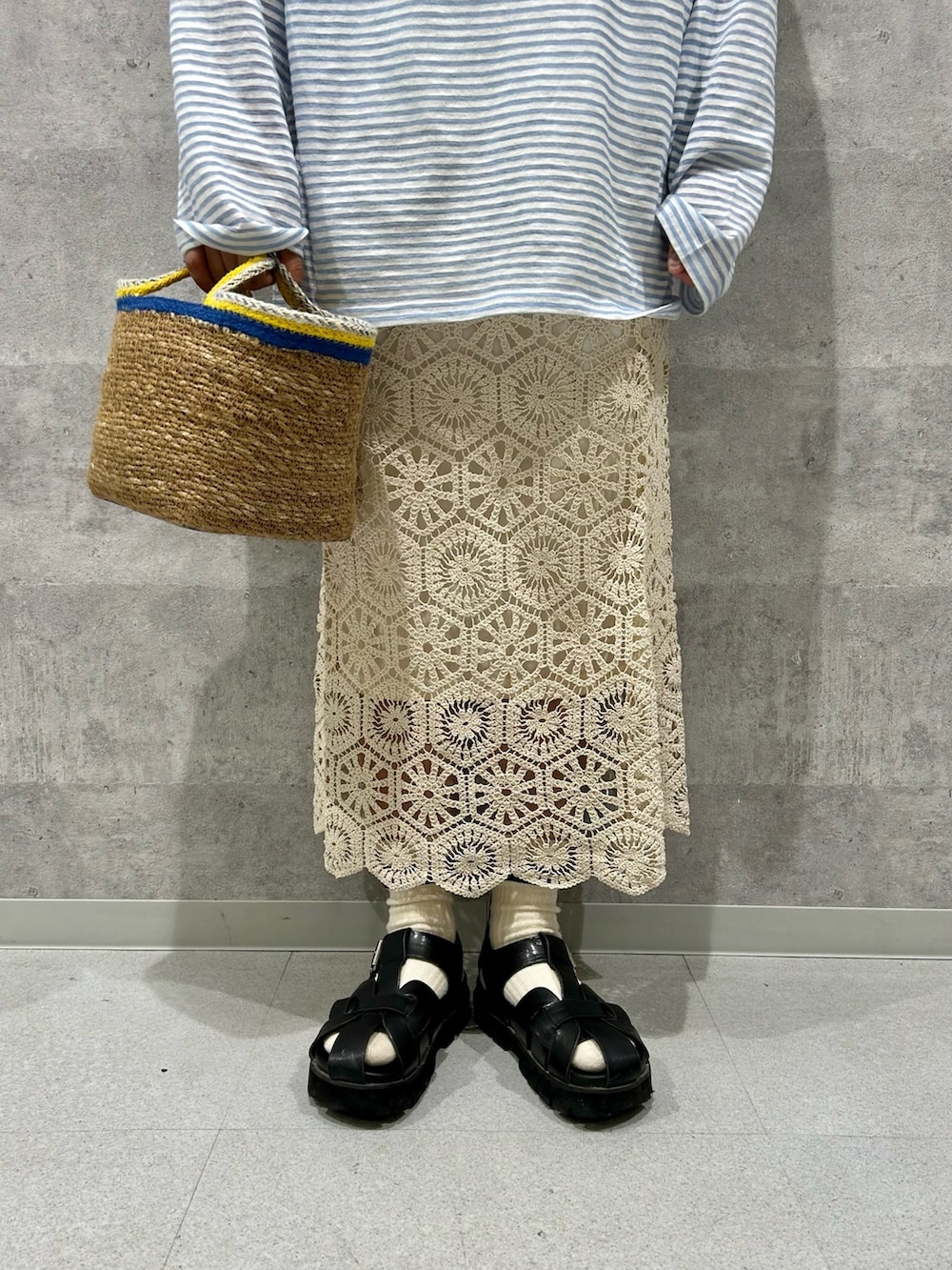 ブルー系のTシャツ/カットソー、ホワイト系のスカート、パープル系のTシャツ/カットソーを着用したレディースの春コーディネートの3枚目の写真