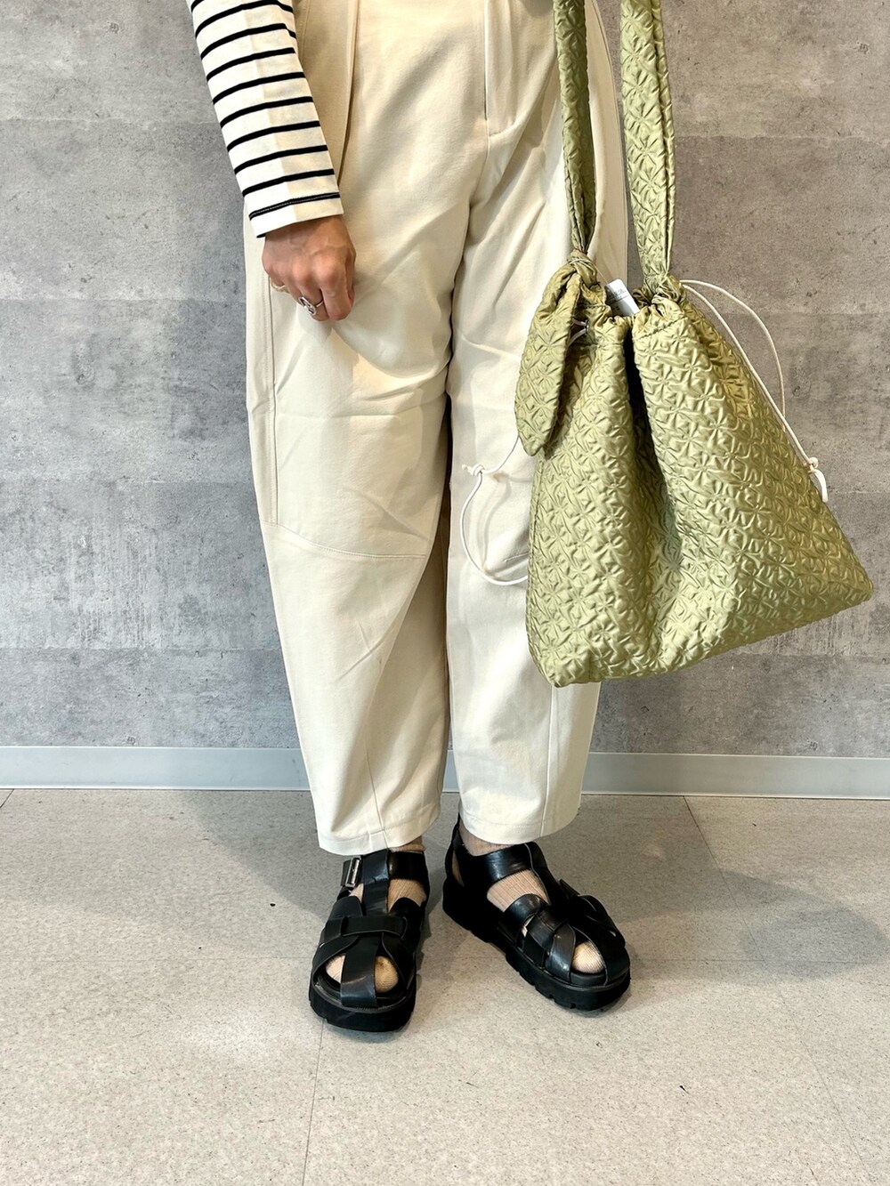 ホワイト系のTシャツ/カットソー、ベージュ系のブルゾン、ホワイト系のその他パンツを着用したレディースの秋コーディネートの4枚目の写真