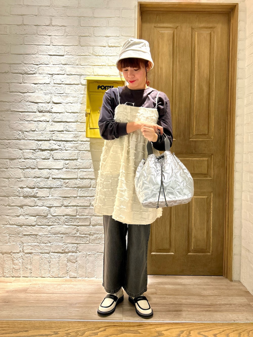 ホワイト系のローファー、ホワイト系のカーディガン/ボレロ、グレー系のTシャツ/カットソーを着用したレディースの秋コーディネートの3枚目の写真