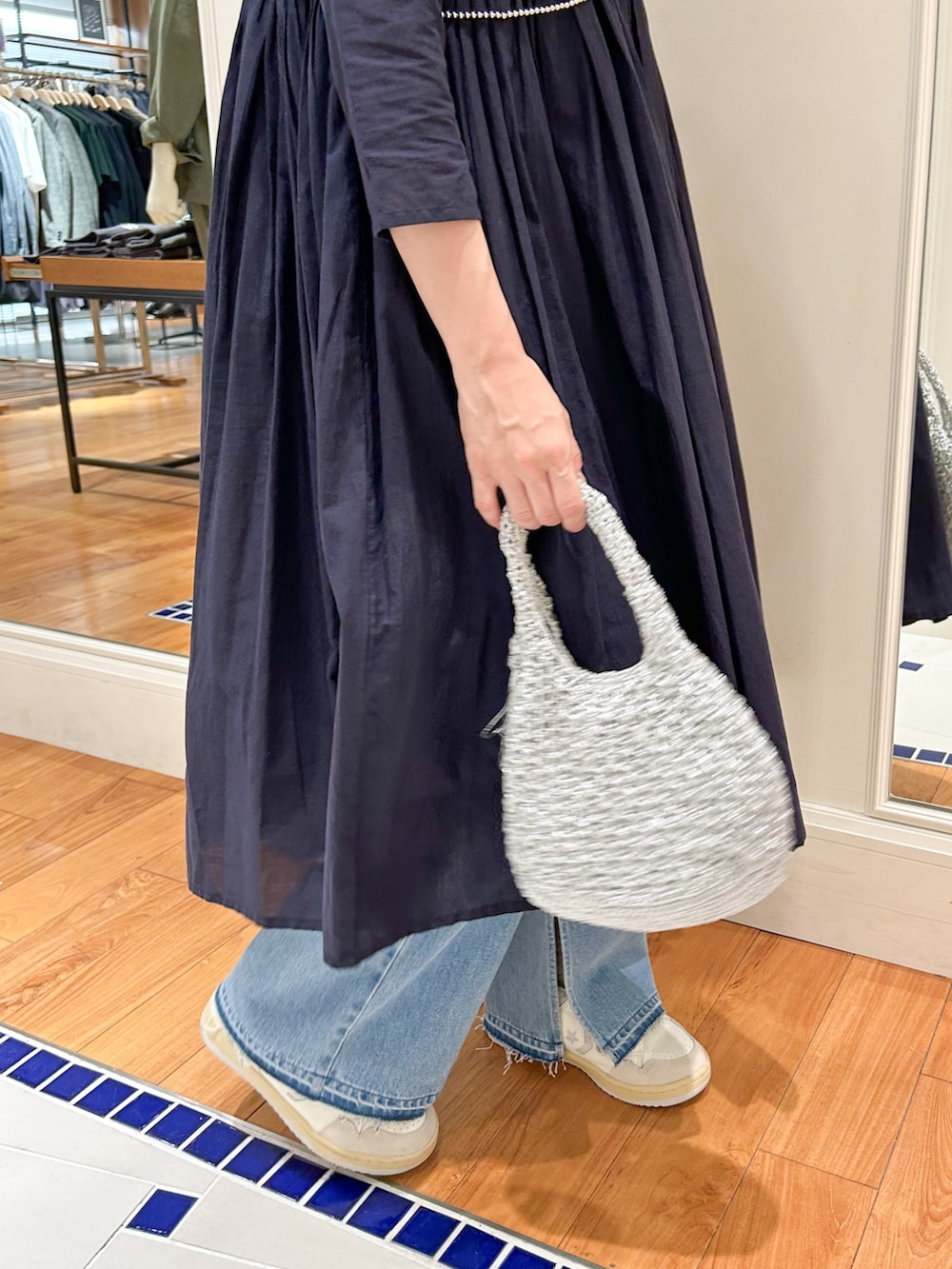 「お出かけコーデ、初夏コーデ、休日スタイル、デートコーデ、カンカン帽、デニム、スニーカー、リラックススタイル、ノーリーズ、リエミラー、NOLLEY'S、旅行コーデ、ワンピース、ゆったりコーデ」｜「Rie Millerのスリットフレアハイウエストデニム（デニムパンツ、ブルー系）」を使った、haraponさん（レディース・163cm）の春コーディネートの3枚目の写真