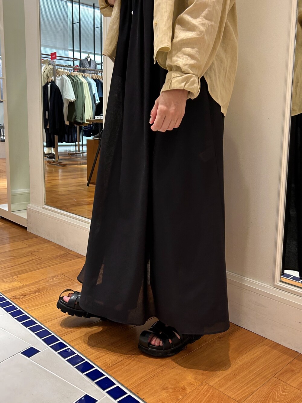 グレー系のデニムパンツ、ベージュ系のシャツ/ブラウス、ブラック系のシャツワンピースを着用したレディースの夏コーディネートの5枚目の写真