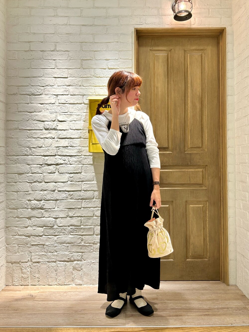 ホワイト系のシャツ/ブラウス、ホワイト系のショルダーバッグ、ホワイト系のTシャツ/カットソーを着用したレディースの夏コーディネートの3枚目の写真