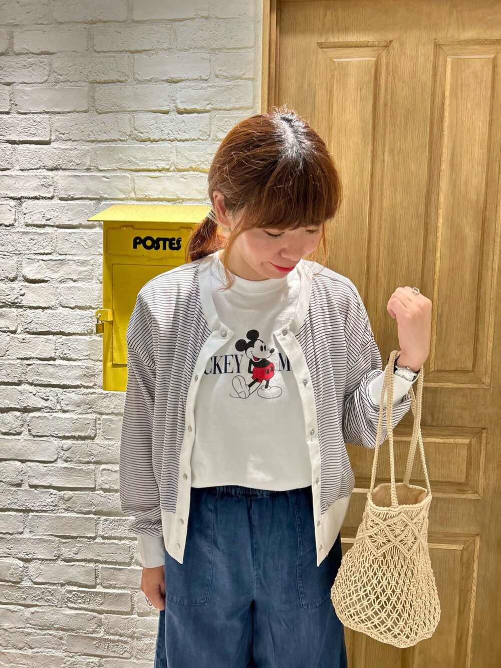 ホワイト系のTシャツ/カットソー、ブルー系のその他パンツ、ホワイト系のトートバッグを着用したレディースの夏コーディネートの2枚目の写真