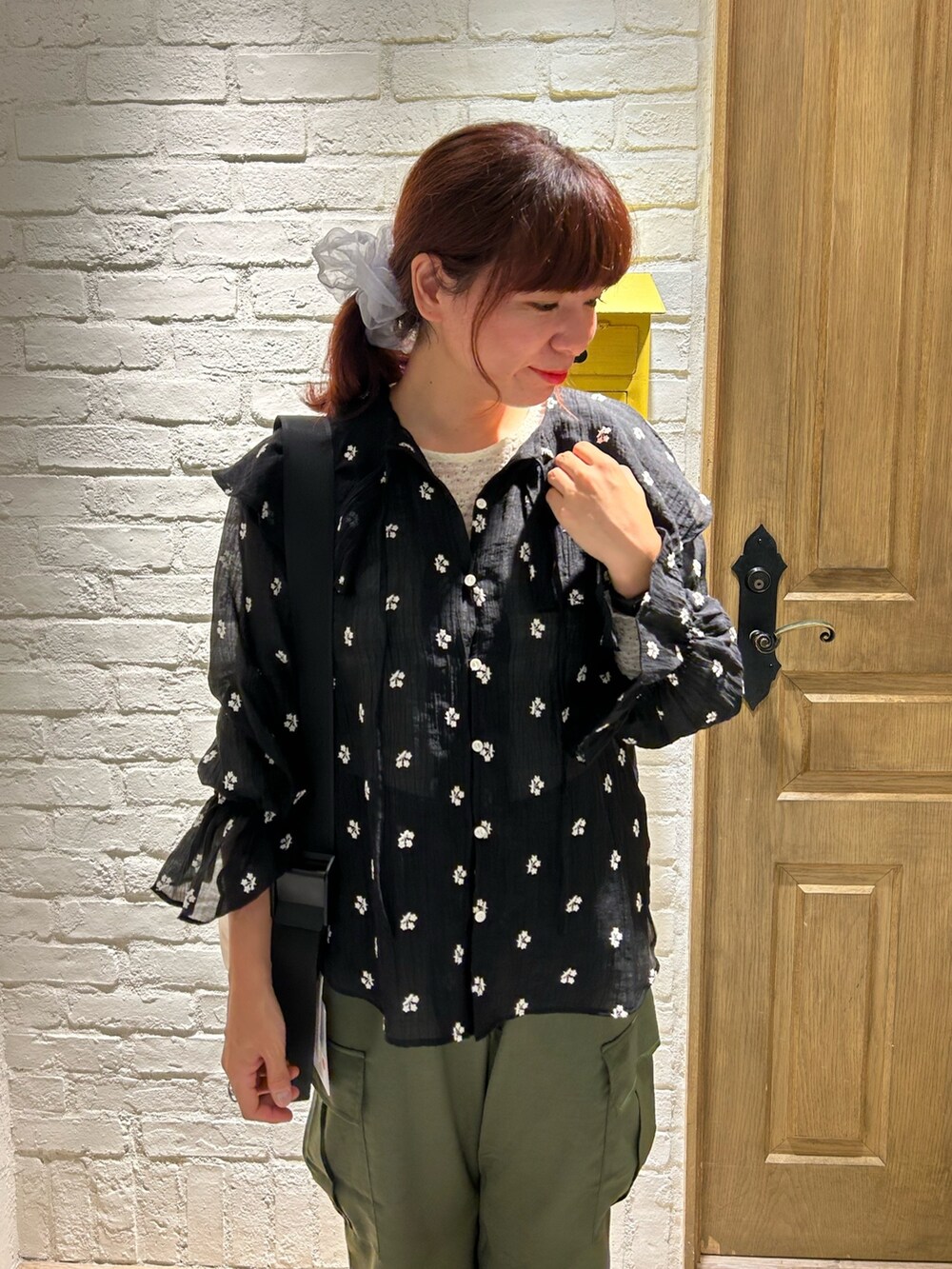 ホワイト系のTシャツ/カットソー、ブラック系のシャツ/ブラウス、グリーン系のカーゴパンツを着用したレディースの秋コーディネートの2枚目の写真