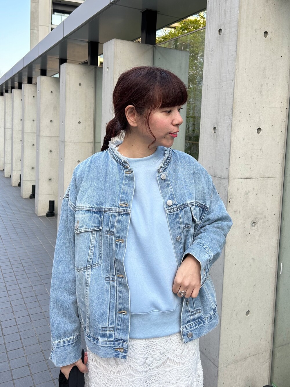 ブルー系のデニムジャケット、ブルー系のスウェット、ブラック系のバックパック/リュックを着用したレディースの冬コーディネートの2枚目の写真