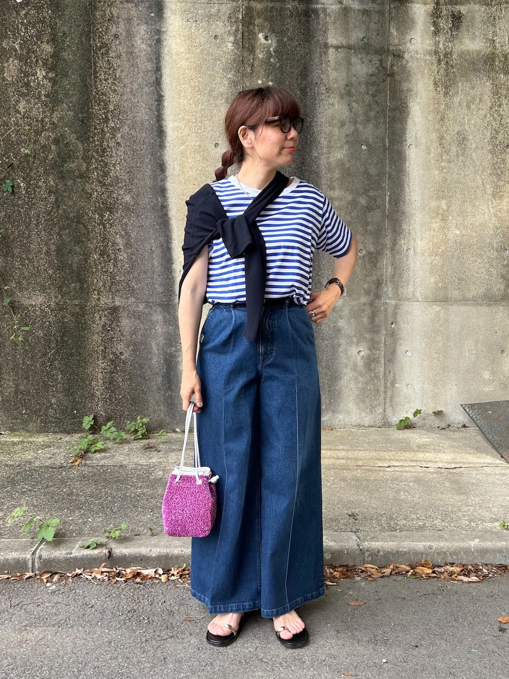 ブルー系のTシャツ/カットソー、ブラック系のカーディガン/ボレロ、ブルー系のデニムパンツを着用したレディースの春コーディネートの2枚目の写真