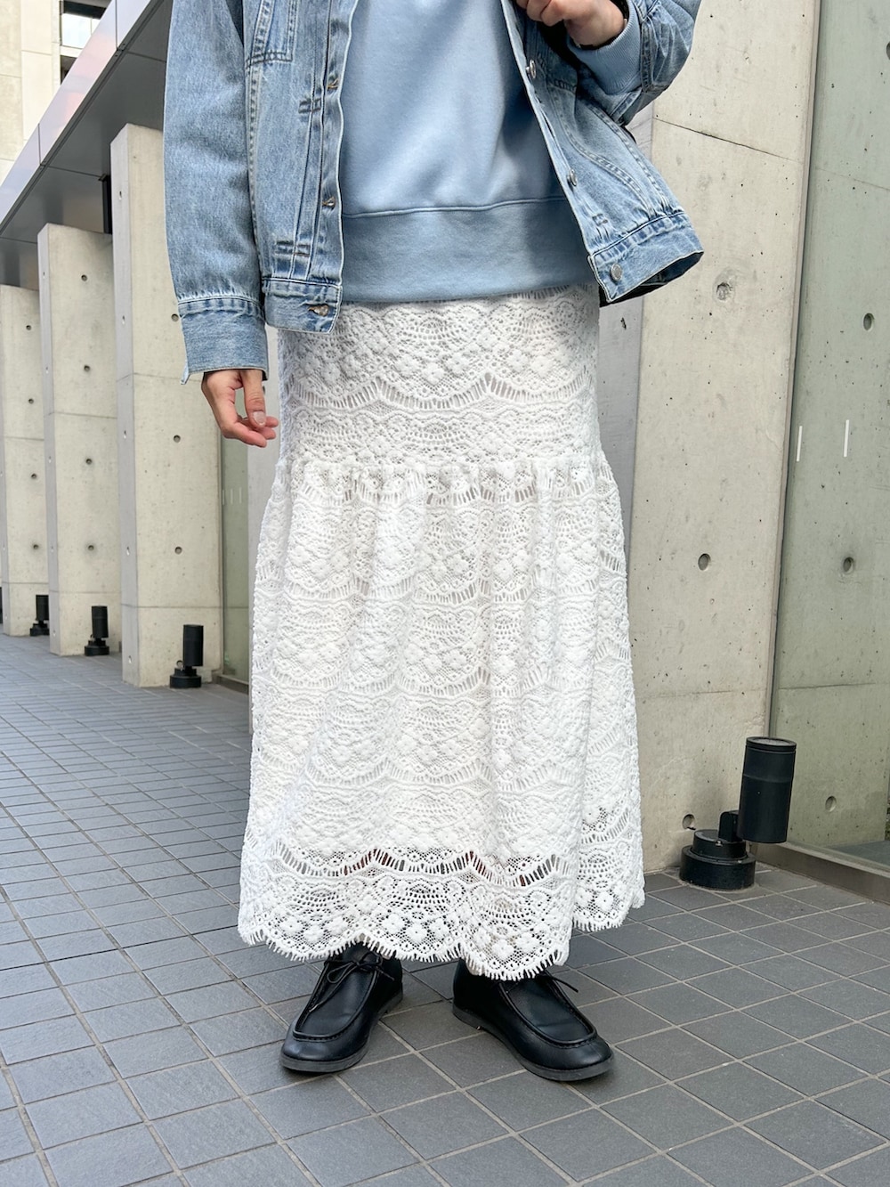 グレー系のブルゾン、ブルー系のスウェット、ブラック系のバックパック/リュックを着用したレディースの冬コーディネートの3枚目の写真