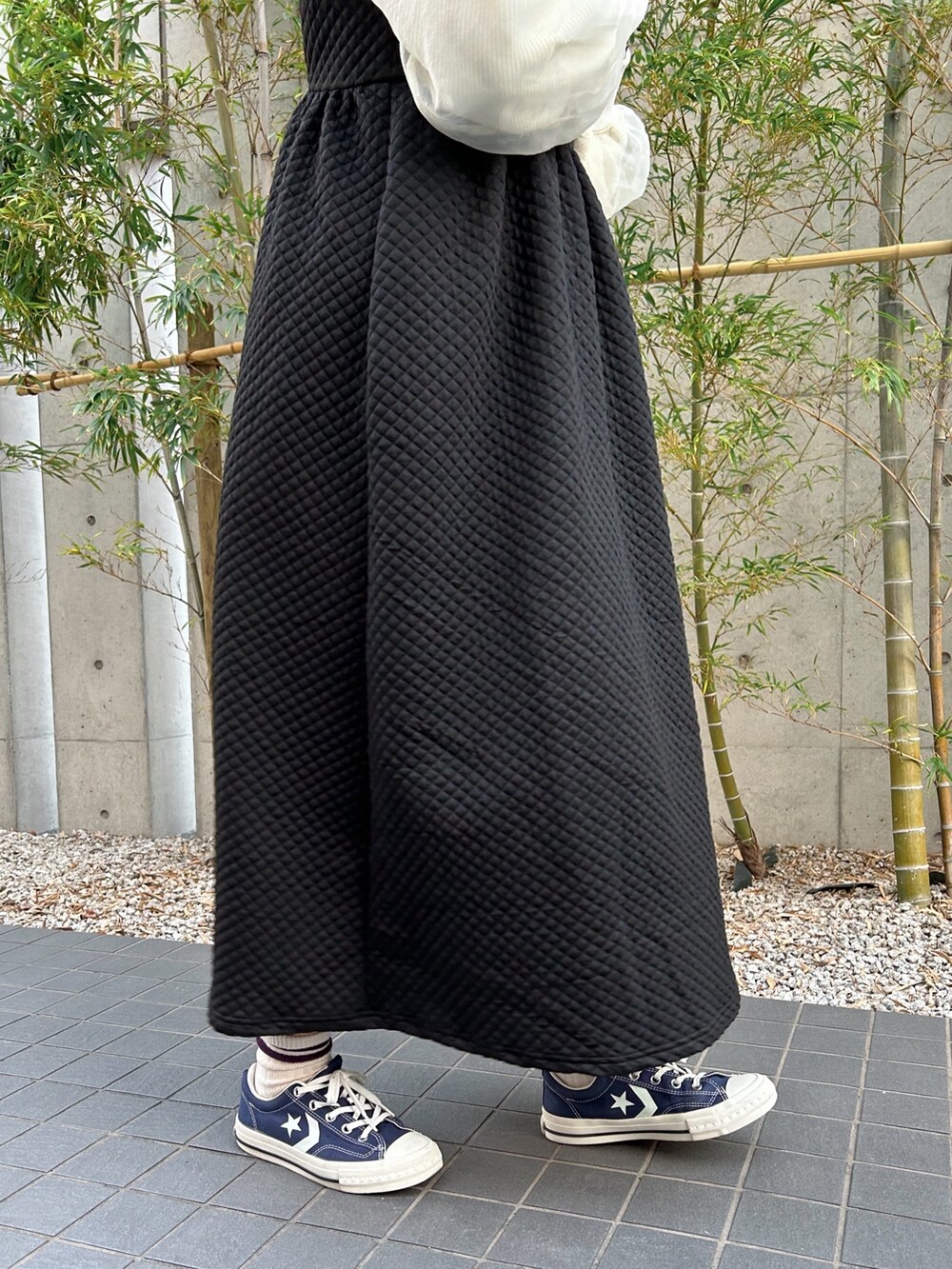 ブルー系のダウンジャケット/コート、ホワイト系のTシャツ/カットソー、ブラック系のワンピースを着用したレディースの冬コーディネートの3枚目の写真