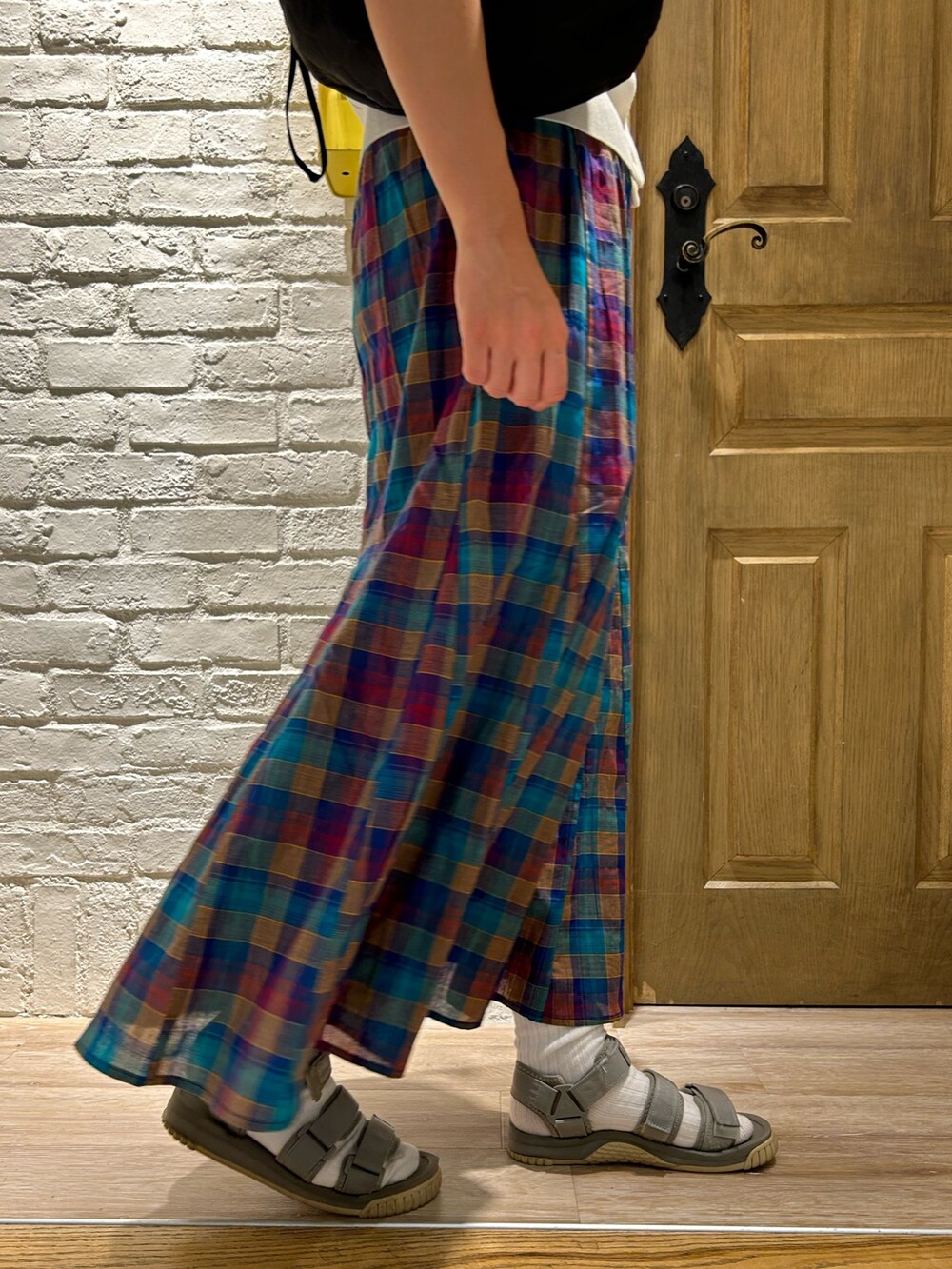 ホワイト系のカーディガン/ボレロ、ブルー系のスカート、ブラック系のショルダーバッグを着用したレディースの夏コーディネートの3枚目の写真