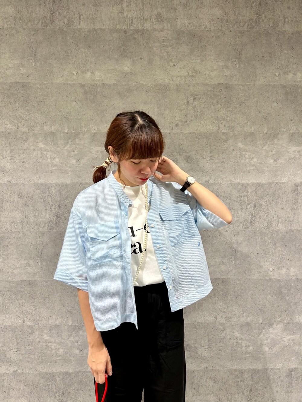 ブルー系のシャツ/ブラウス、ホワイト系のTシャツ/カットソー、ブラック系のその他パンツを着用したレディースの夏コーディネートの2枚目の写真
