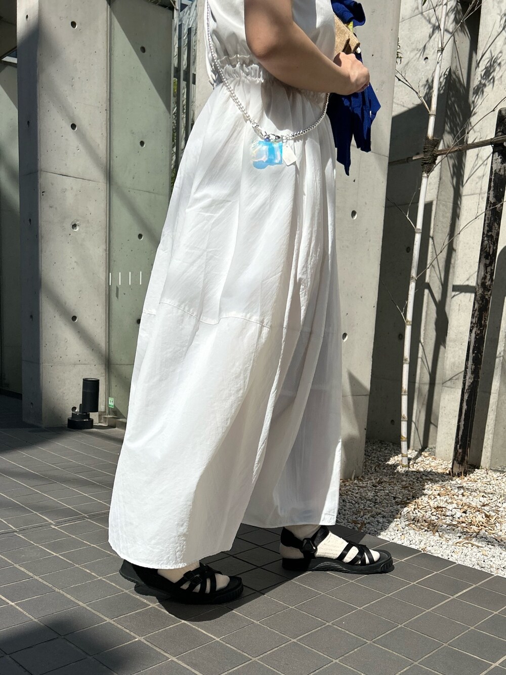 ブルー系のカーディガン/ボレロ、ホワイト系のワンピース、ブラック系のトートバッグを着用したレディースの春コーディネートの3枚目の写真