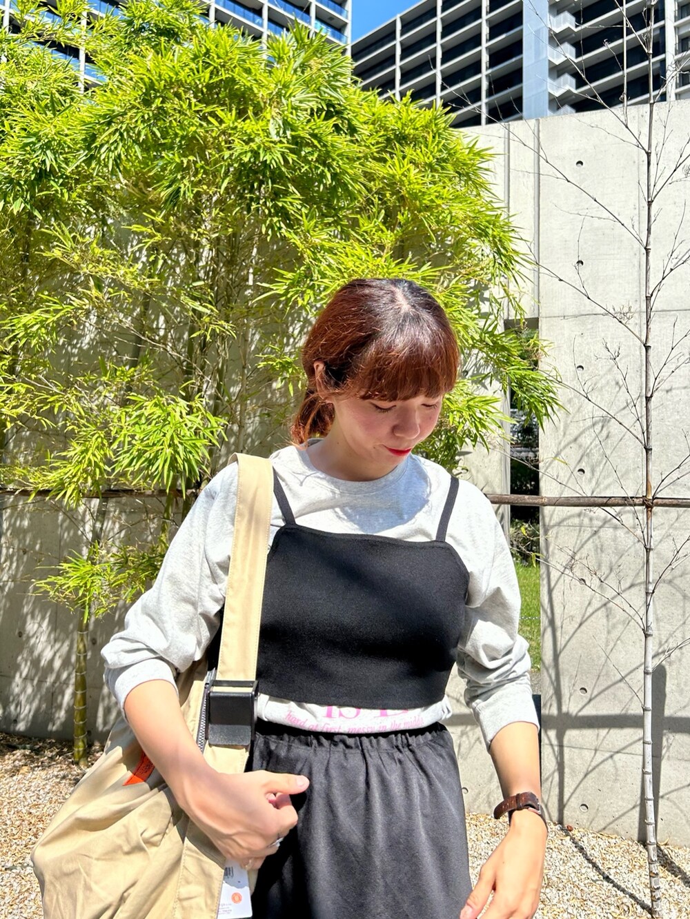 グレー系のTシャツ/カットソー、ブラック系のニット/セーター、ベージュ系のショルダーバッグを着用したレディースの夏コーディネートの2枚目の写真