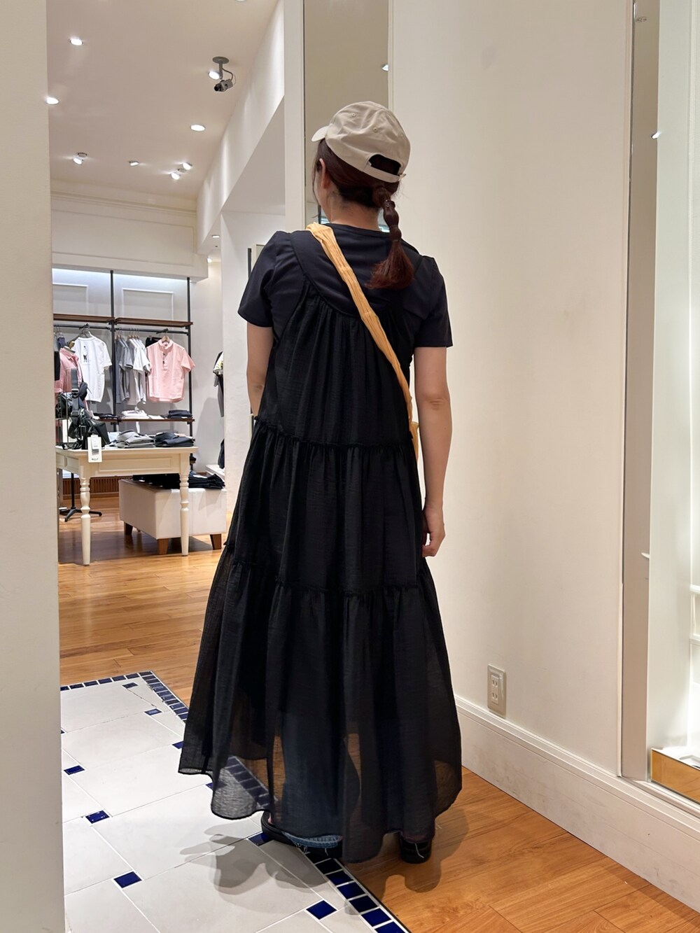 ブルー系のTシャツ/カットソー、ブラック系のワンピース、ブルー系のデニムパンツを着用したレディースの夏コーディネートの4枚目の写真