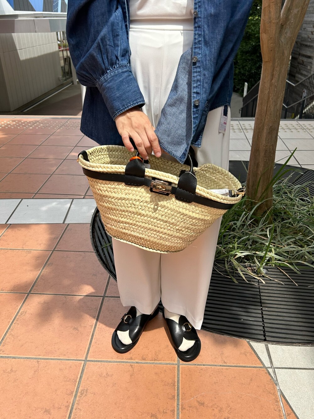 ブルー系のシャツ/ブラウス、ホワイト系のTシャツ/カットソー、ホワイト系のその他パンツを着用したレディースの春コーディネートの4枚目の写真