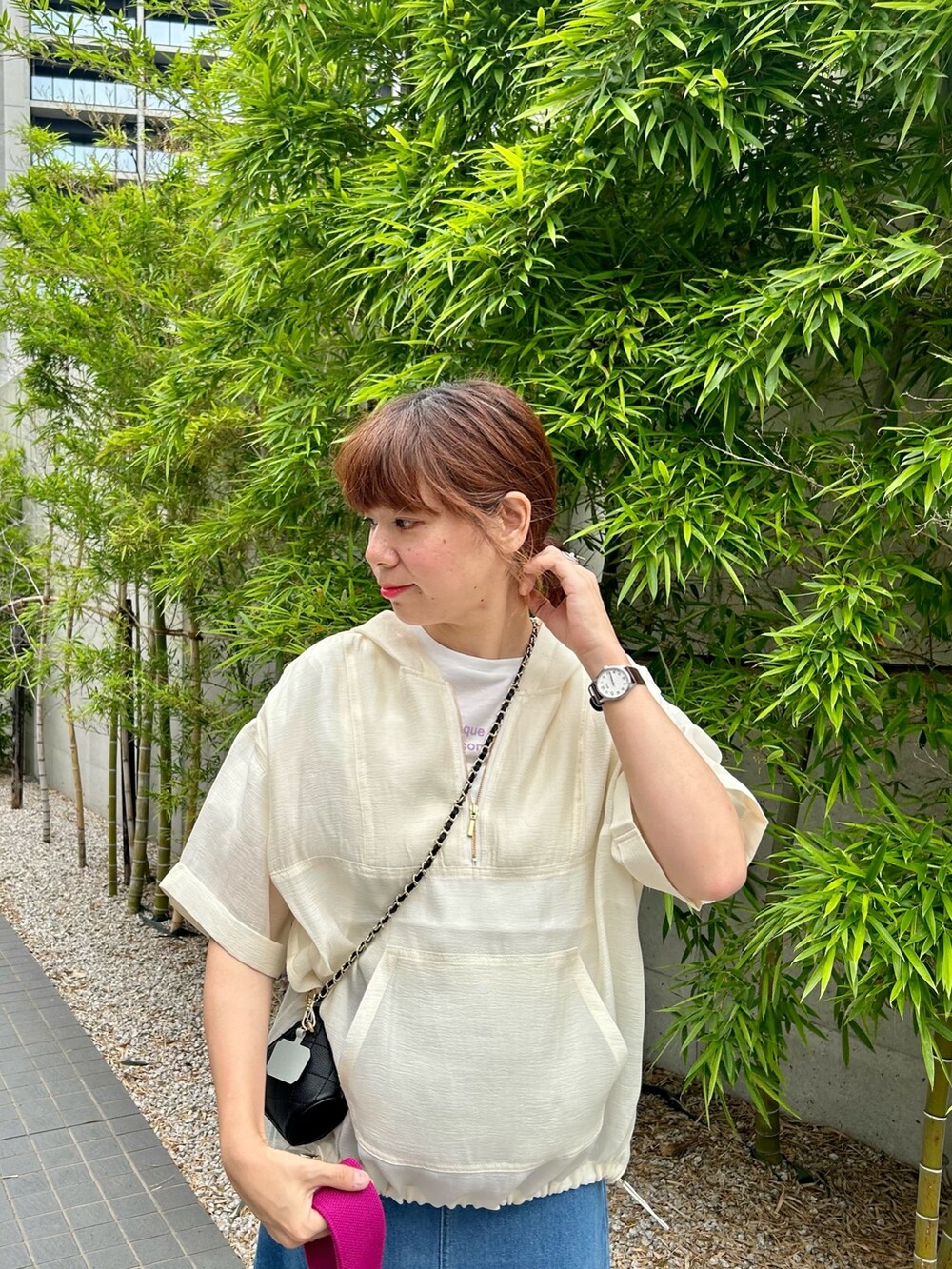 ブルー系のデニムスカート、ピンク系のトートバッグ、パープル系のTシャツ/カットソーを着用したレディースの夏コーディネートの2枚目の写真