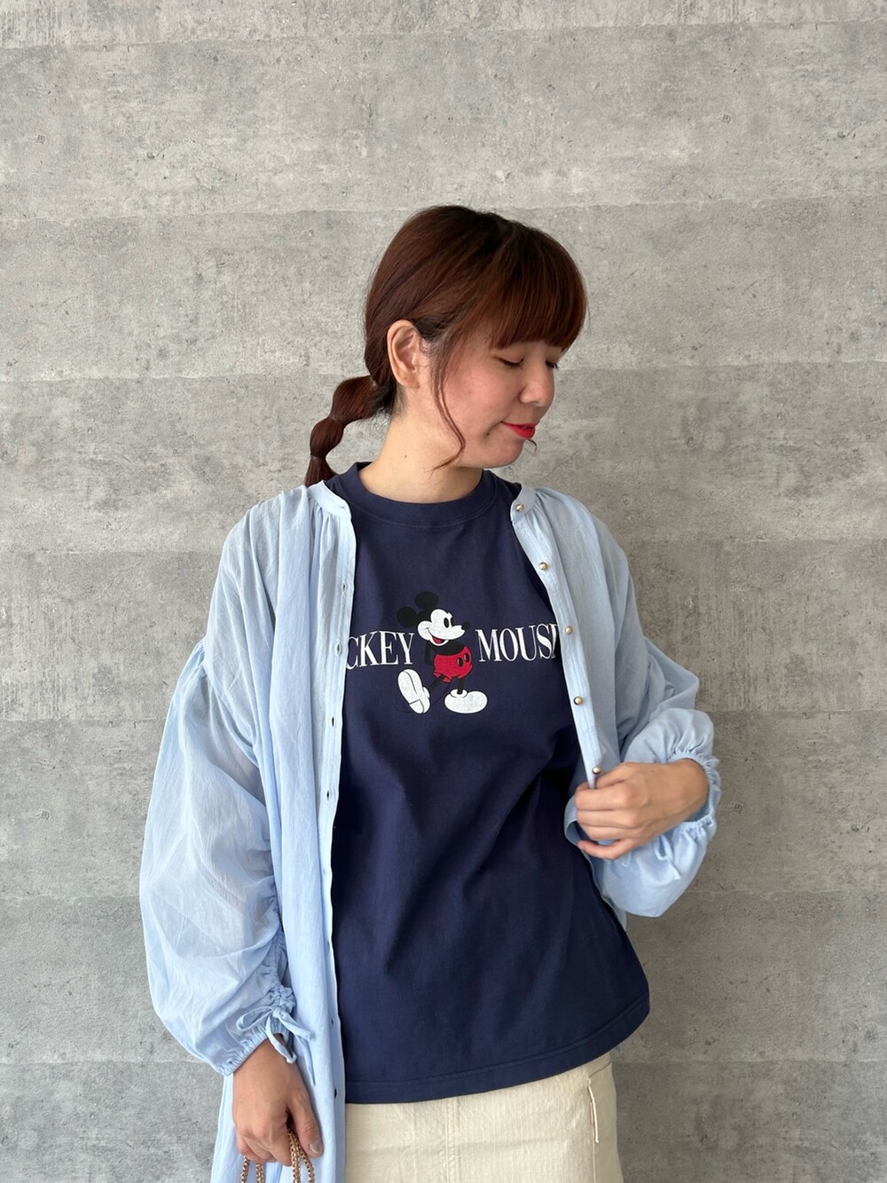 ブルー系のTシャツ/カットソー、ホワイト系のスカート、グリーン系のかごバッグを着用したレディースの春コーディネートの2枚目の写真