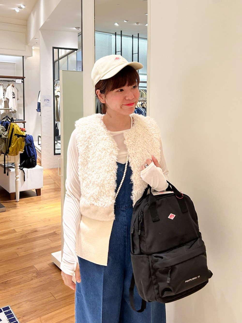 「淡色コーデ、秋服準備はじめました、キャップ、デニム、お出かけコーデ、韓国ファッション、ラクチンコーデ、ロンT、スポーツミックス、ファーベスト、オールインワン、Danton、ノーリーズ、レイヤードスタイル」｜「DANTONの【DANTON/ダントン】CHINO CLOTH CAP DT-H0227 TKC（キャップ、ホワイト系）」を使った、haraponさん（レディース・163cm）の夏コーディネートの4枚目の写真