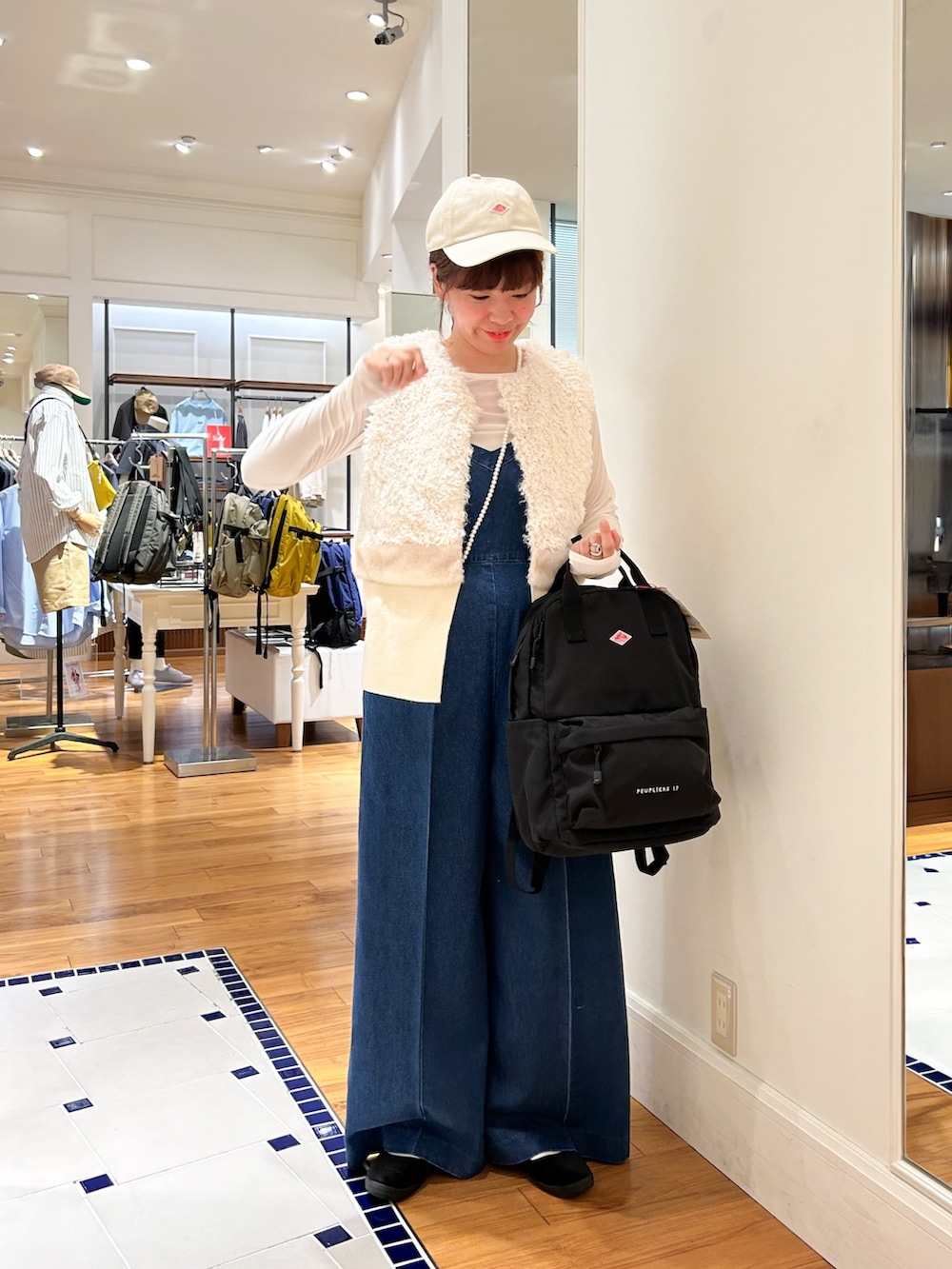 「淡色コーデ、秋服準備はじめました、キャップ、デニム、お出かけコーデ、韓国ファッション、ラクチンコーデ、ロンT、スポーツミックス、ファーベスト、オールインワン、Danton、ノーリーズ、レイヤードスタイル」｜「DANTONの【DANTON/ダントン】CHINO CLOTH CAP DT-H0227 TKC（キャップ、ホワイト系）」を使った、haraponさん（レディース・163cm）の夏コーディネートの2枚目の写真