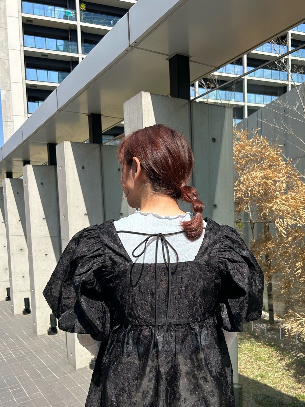 ブラック系のシャツ/ブラウス、ベージュ系のその他パンツ、ブルー系のTシャツ/カットソーを着用したレディースの春コーディネートの3枚目の写真