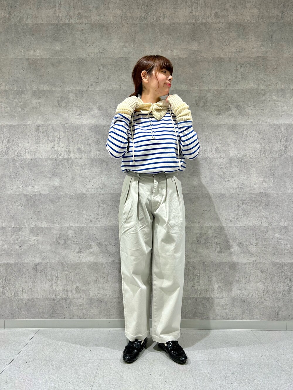 ブルー系のTシャツ/カットソー、ベージュ系のその他パンツ、ブルー系のテーラードジャケットを着用したレディースの冬コーディネートの3枚目の写真