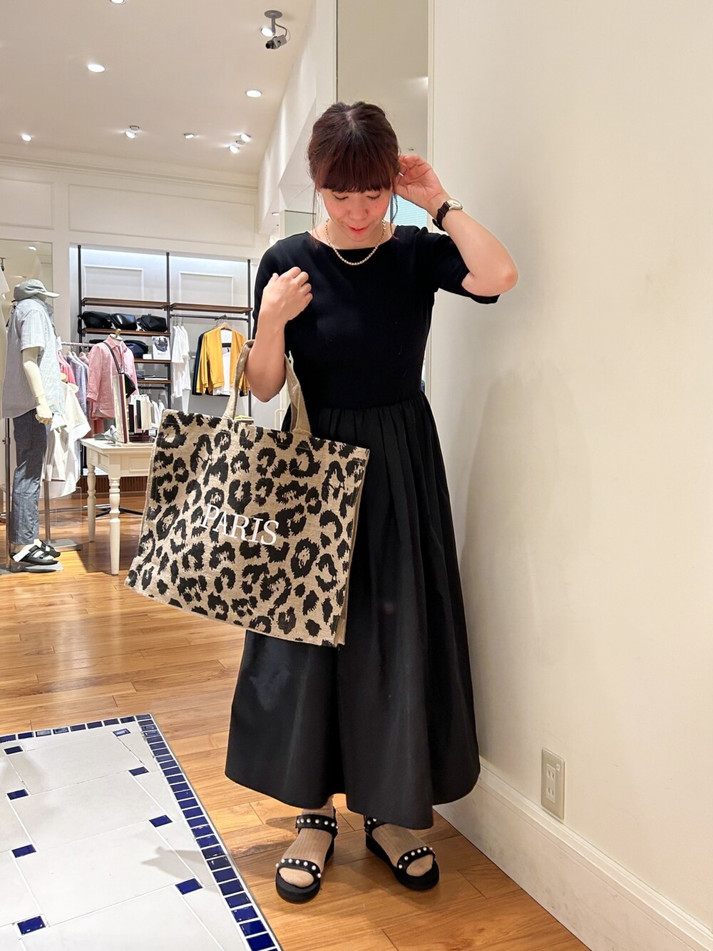 ブラック系のサンダル、ブルー系のワンピース、その他のトートバッグを着用したレディースの夏コーディネートの2枚目の写真