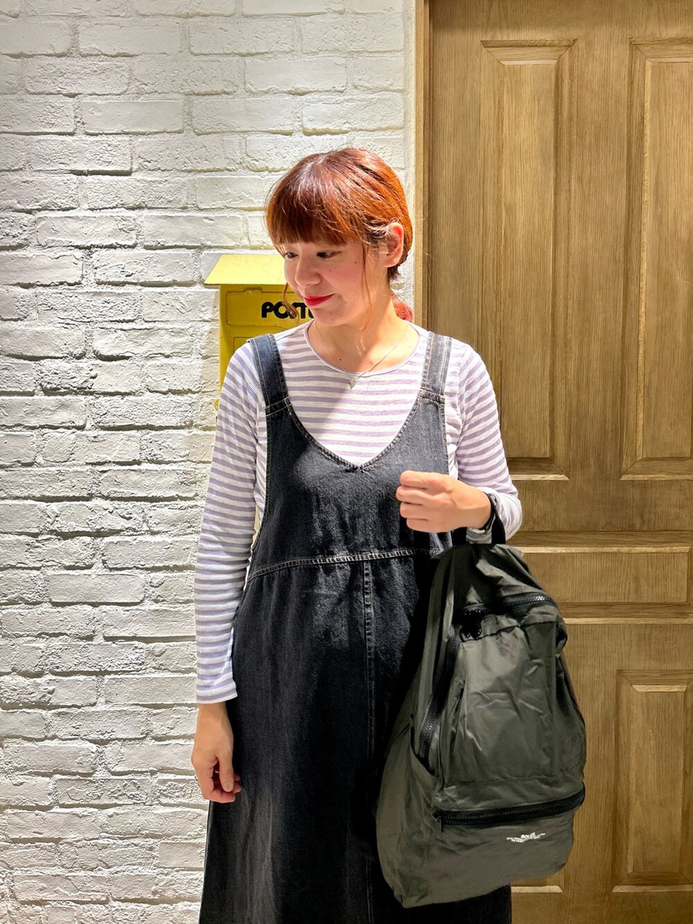 ブラック系のサンダル、パープル系のTシャツ/カットソー、ブラック系のワンピースを着用したレディースの夏コーディネートの2枚目の写真