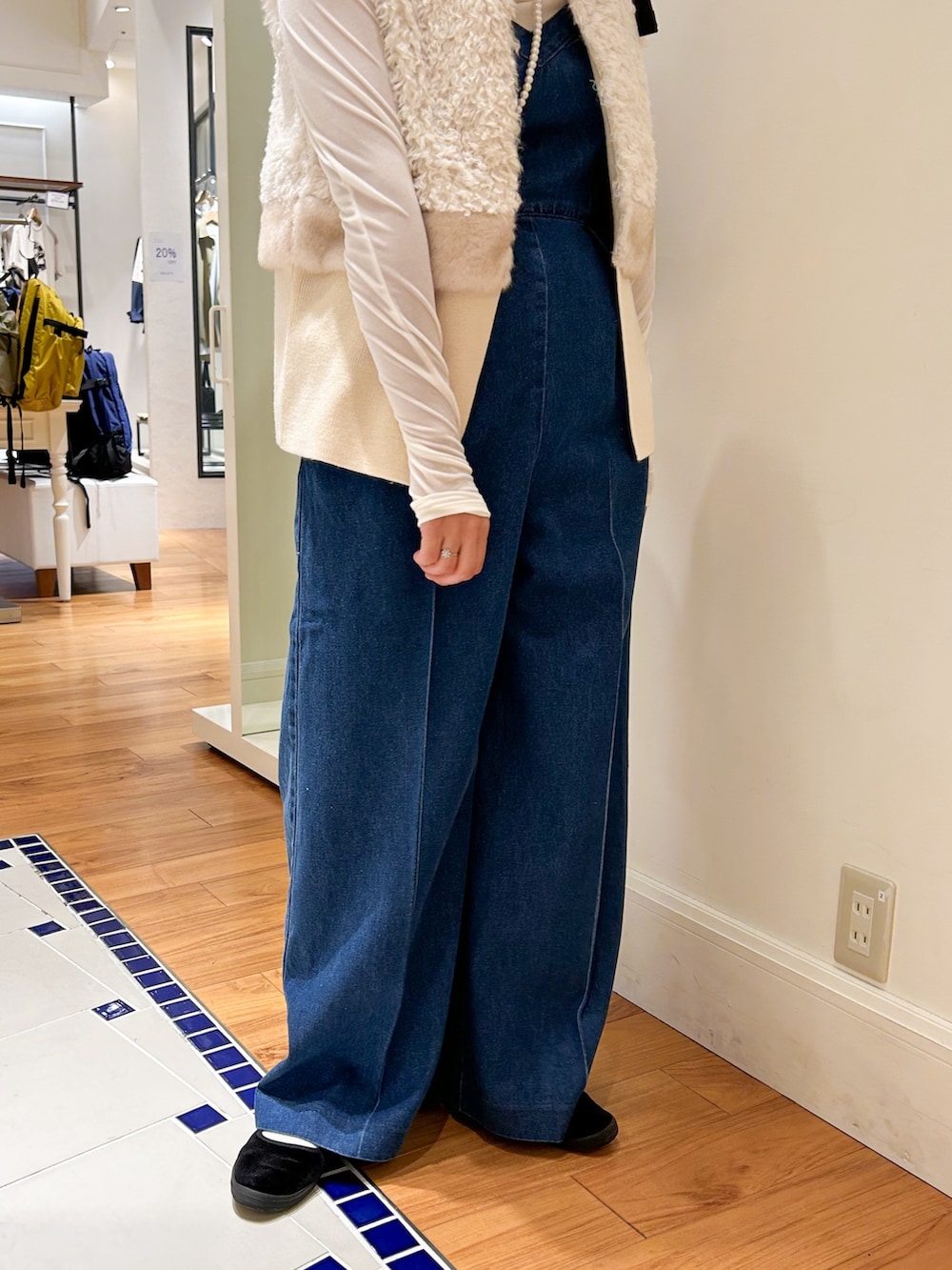 「淡色コーデ、秋服準備はじめました、キャップ、デニム、お出かけコーデ、韓国ファッション、ラクチンコーデ、ロンT、スポーツミックス、ファーベスト、オールインワン、Danton、ノーリーズ、レイヤードスタイル」｜「DANTONの【DANTON/ダントン】CHINO CLOTH CAP DT-H0227 TKC（キャップ、ホワイト系）」を使った、haraponさん（レディース・163cm）の夏コーディネートの3枚目の写真
