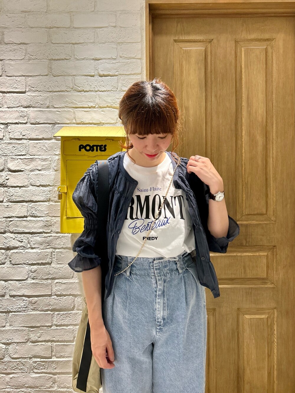 ホワイト系のTシャツ/カットソー、グレー系のシャツ/ブラウス、ベージュ系のショルダーバッグを着用したレディースの夏コーディネートの2枚目の写真