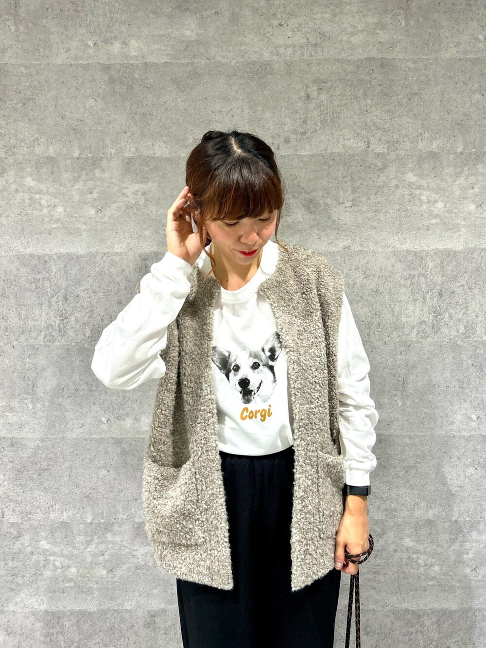 ホワイト系のTシャツ/カットソー、ベージュ系のベスト、グリーン系のショルダーバッグを着用したレディースの秋コーディネートの2枚目の写真