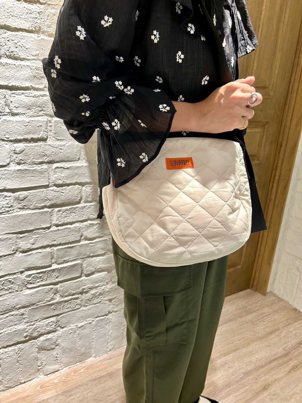 ホワイト系のTシャツ/カットソー、ブラック系のシャツ/ブラウス、グリーン系のカーゴパンツを着用したレディースの秋コーディネートの3枚目の写真