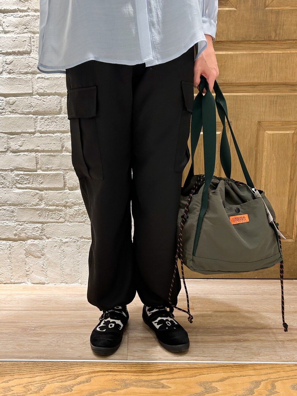 ブルー系のシャツ/ブラウス、ブラック系のその他パンツ、グレー系のショルダーバッグを着用したレディースの春コーディネートの3枚目の写真