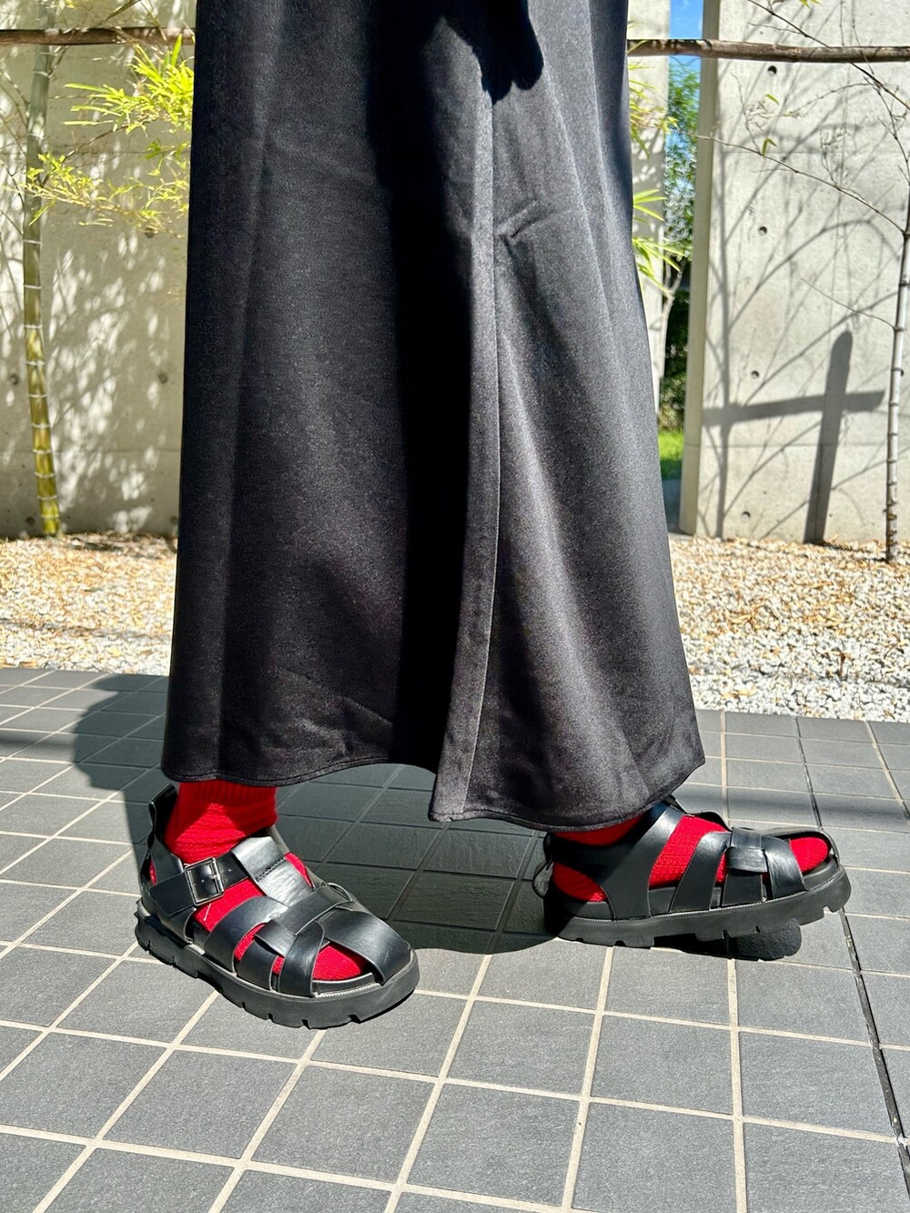 グレー系のTシャツ/カットソー、ブラック系のニット/セーター、ベージュ系のショルダーバッグを着用したレディースの夏コーディネートの3枚目の写真