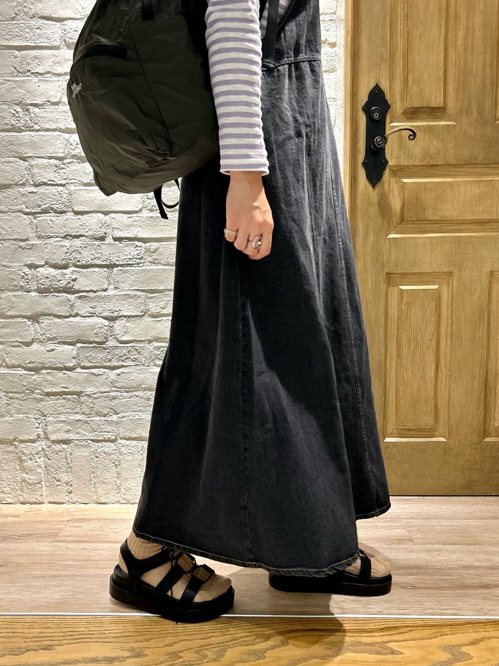 ブラック系のサンダル、パープル系のTシャツ/カットソー、ブラック系のワンピースを着用したレディースの夏コーディネートの3枚目の写真