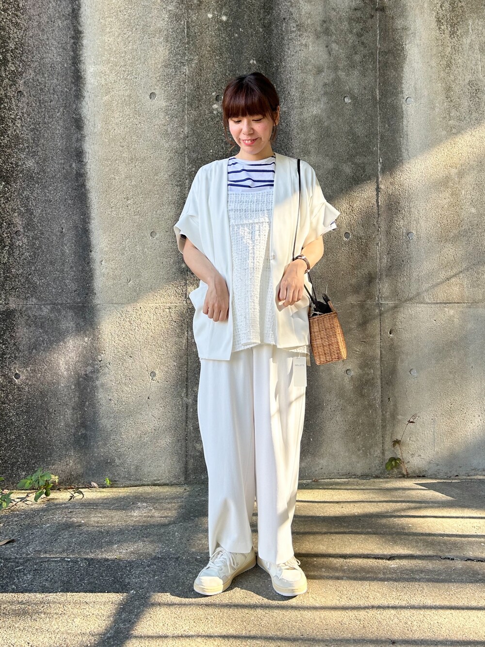 ホワイト系のノーカラージャケット、ホワイト系のTシャツ/カットソー、ホワイト系のシャツ/ブラウスを着用したレディースの春コーディネートの2枚目の写真