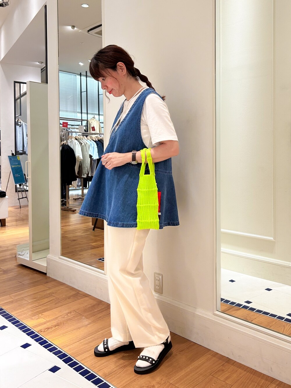 ホワイト系のTシャツ/カットソー、ブルー系のシャツ/ブラウス、ホワイト系のその他パンツを着用したレディースの夏コーディネートの3枚目の写真