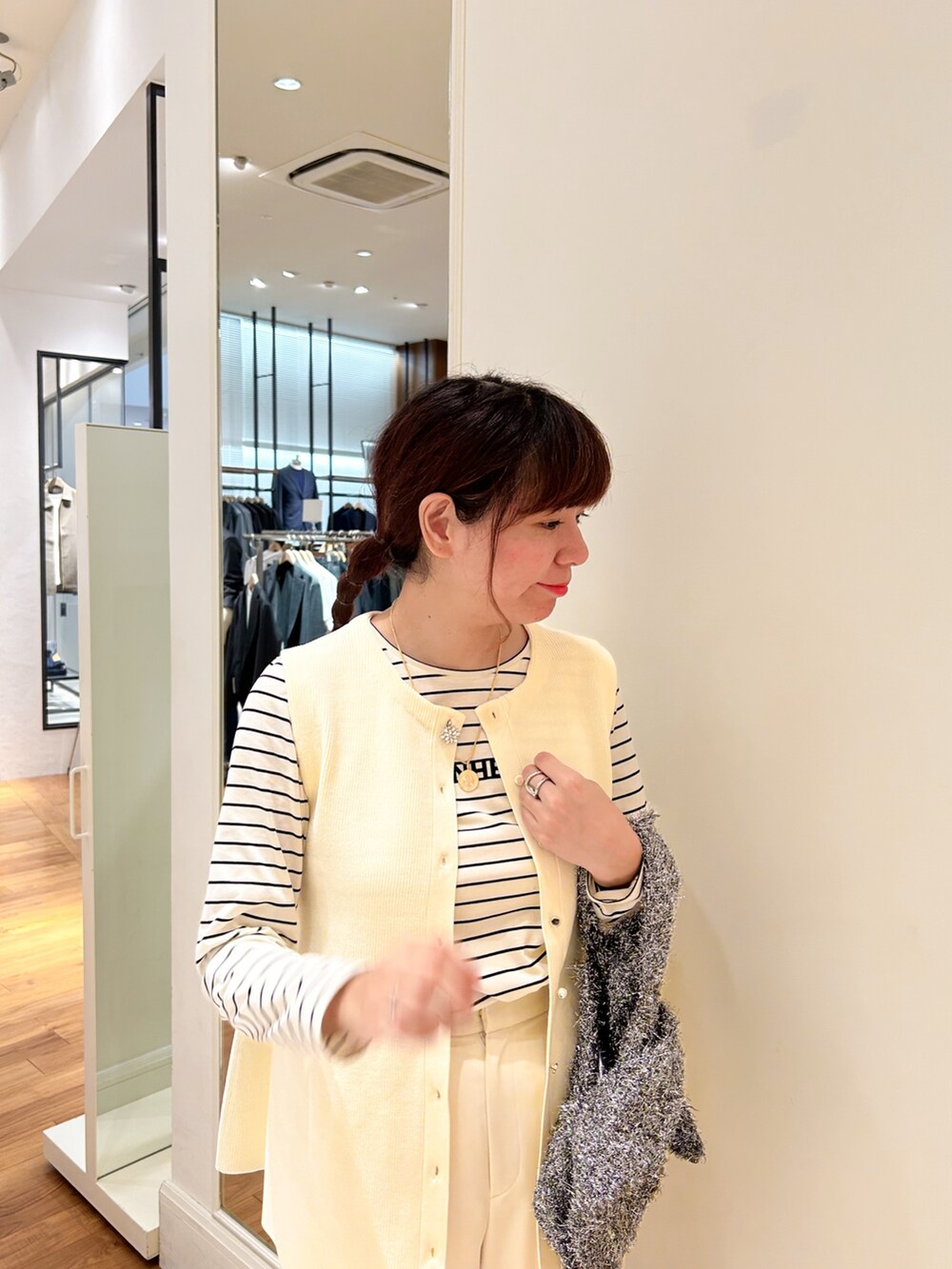 ホワイト系のベスト、ブラック系のバックパック/リュック、ホワイト系のその他パンツを着用したレディースの秋コーディネートの4枚目の写真