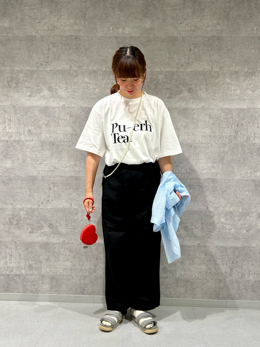 ブルー系のシャツ/ブラウス、ホワイト系のTシャツ/カットソー、ブラック系のその他パンツを着用したレディースの夏コーディネートの3枚目の写真