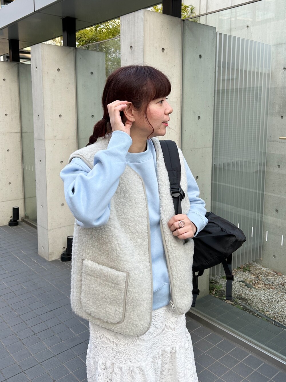 グレー系のブルゾン、ブルー系のスウェット、ブラック系のバックパック/リュックを着用したレディースの冬コーディネートの2枚目の写真