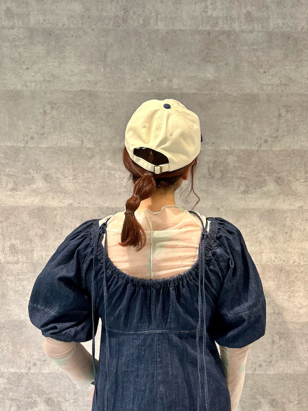 ホワイト系のサンダル、ベージュ系のショルダーバッグ、ブルー系のワンピースを着用したレディースの春コーディネートの3枚目の写真