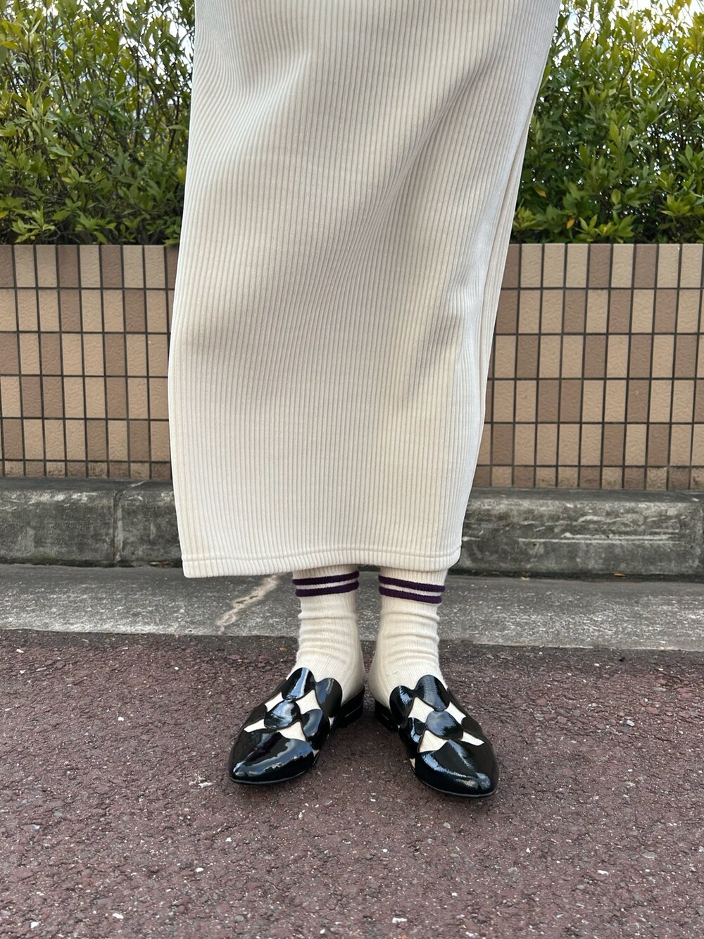 ホワイト系のTシャツ/カットソー、ブラック系のショルダーバッグ、ホワイト系のワンピースを着用したレディースの冬コーディネートの3枚目の写真