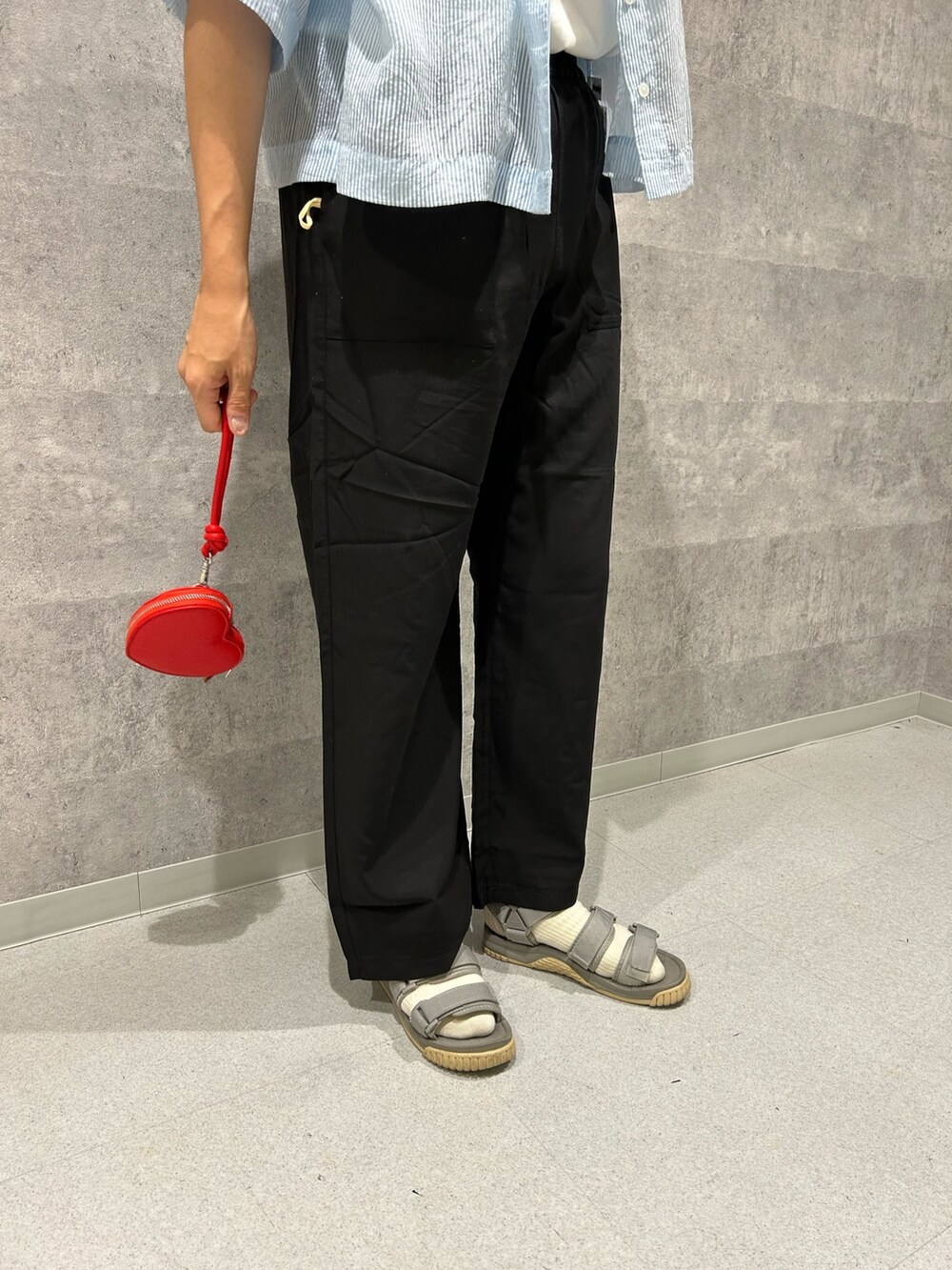 ブルー系のシャツ/ブラウス、ホワイト系のTシャツ/カットソー、ブラック系のその他パンツを着用したレディースの夏コーディネートの4枚目の写真