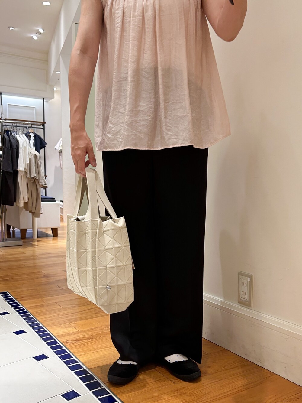 ピンク系のTシャツ/カットソー、ブラック系のその他パンツ、ベージュ系のショルダーバッグを着用したレディースの夏コーディネートの5枚目の写真