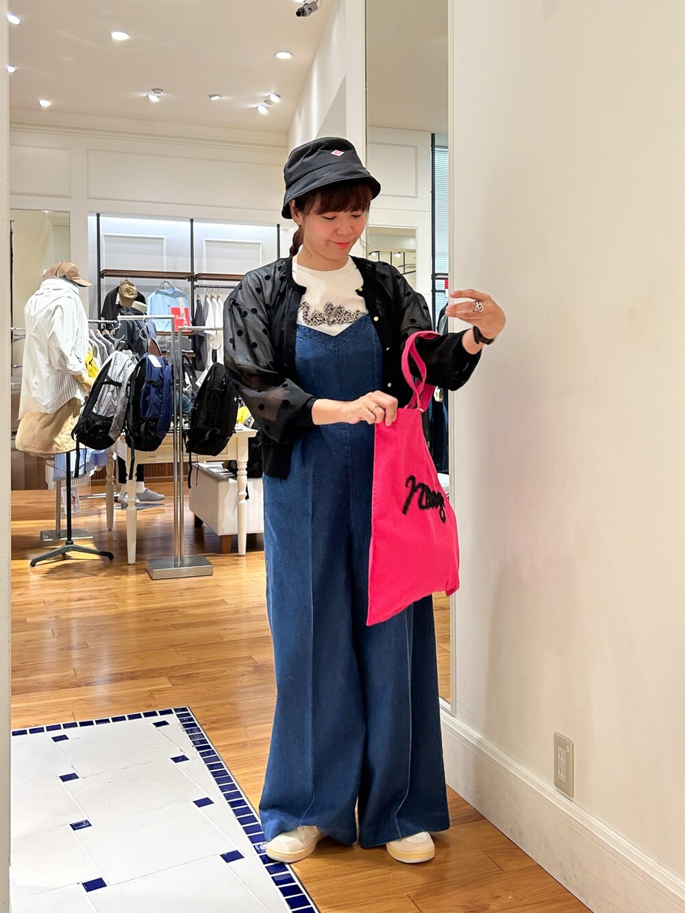 ブラック系のカーディガン/ボレロ、ホワイト系のTシャツ/カットソー、ピンク系のトートバッグを着用したレディースの夏コーディネートの2枚目の写真