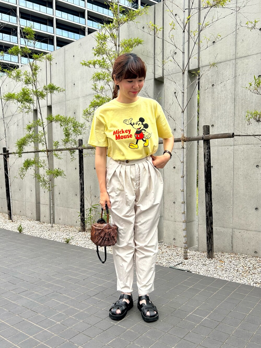 ブラウン系のかごバッグ、ホワイト系のベスト、ホワイト系のその他パンツを着用したレディースの春コーディネートの2枚目の写真