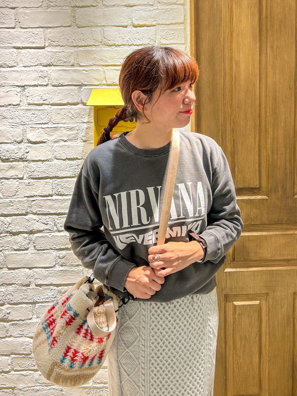 「ファッションを楽しもう、休日スタイル、秋冬、お出かけコーデ、オトナカジュアル、ニットコーデ、スウェット、GOOD ROCK SPEED、GEVACO、PENDLETON、SUBU、FREDY&GLOSTER、オーバーサイズ、ショルダーバッグ、ワントーンコーデ」｜「GOOD ROCK SPEEDの【GOOD ROCK SPEED/グッドロックスピード】BANDプリント裏毛スウェット（スウェット、ブラック系）」を使った、haraponさん（レディース・163cm）の秋コーディネートの2枚目の写真