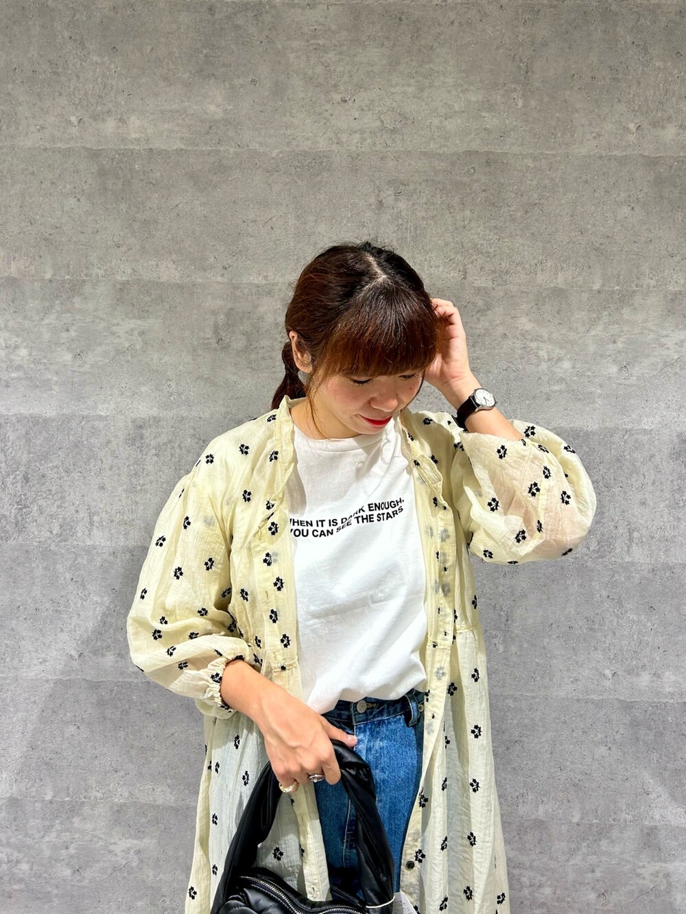 ホワイト系のワンピース、ホワイト系のTシャツ/カットソー、ブルー系のデニムパンツを着用したレディースの夏コーディネートの2枚目の写真