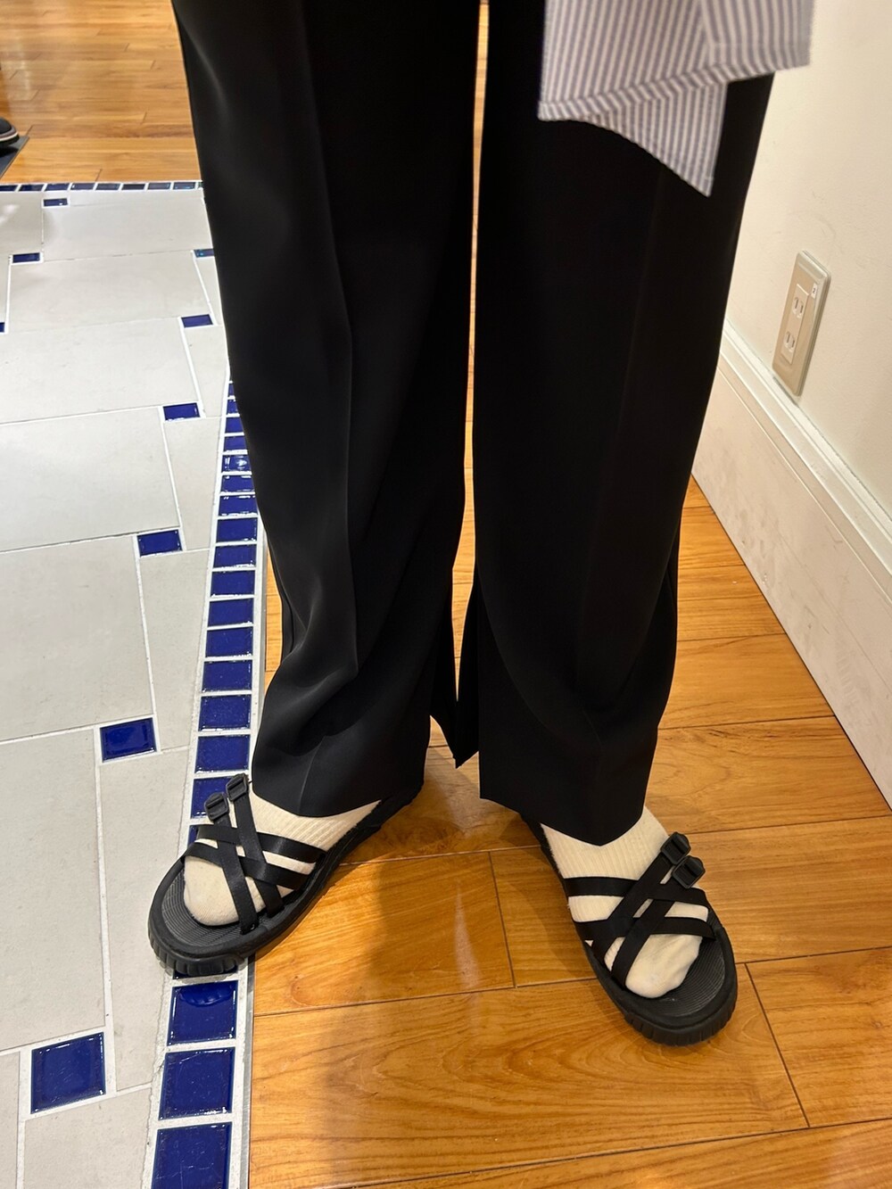 ホワイト系のTシャツ/カットソー、ゴールド系のショルダーバッグ、ブラック系のその他パンツを着用したレディースの春コーディネートの4枚目の写真