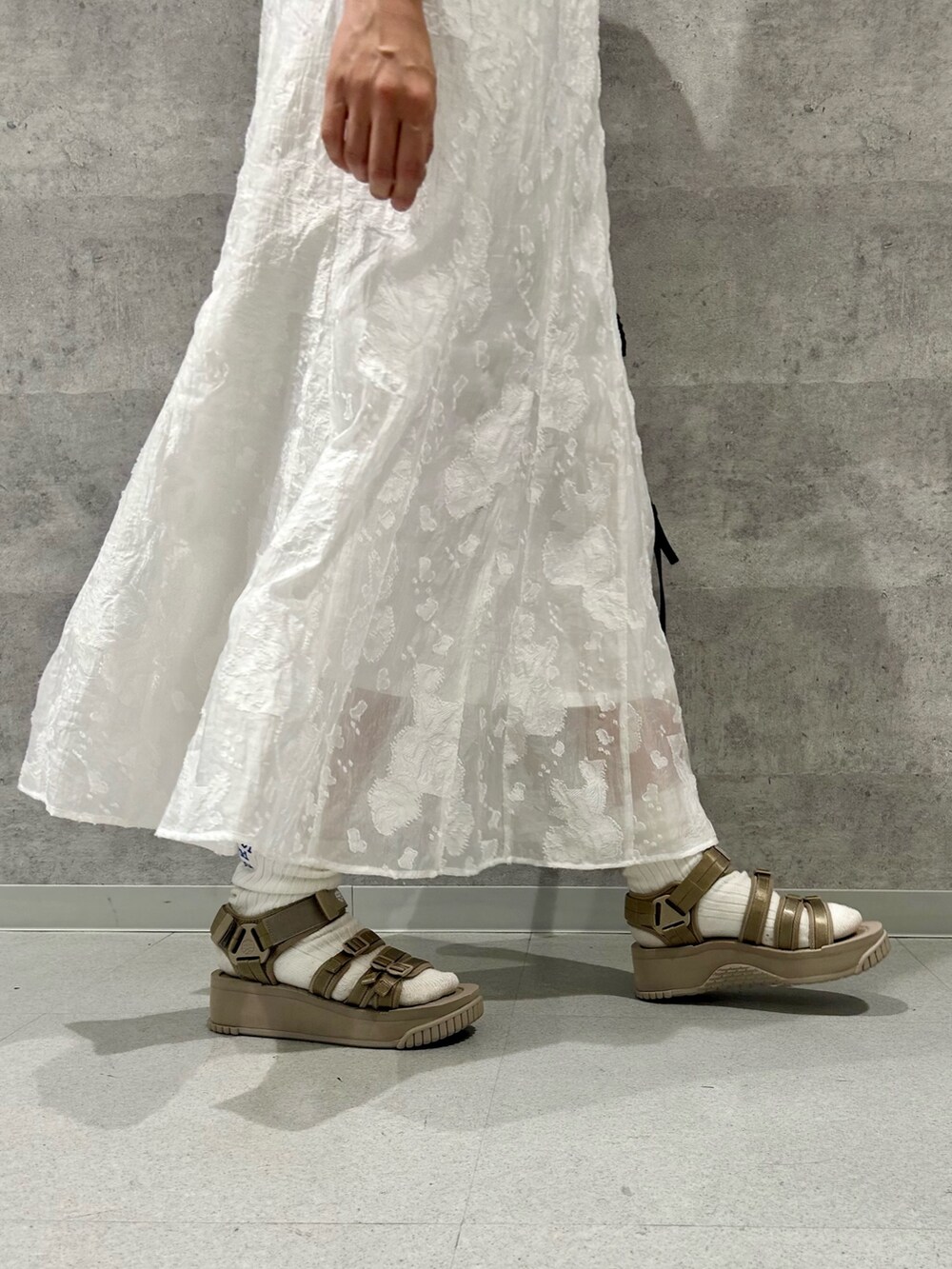 ブルー系のカーディガン/ボレロ、ホワイト系のTシャツ/カットソー、ホワイト系のスカートを着用したレディースの春コーディネートの2枚目の写真