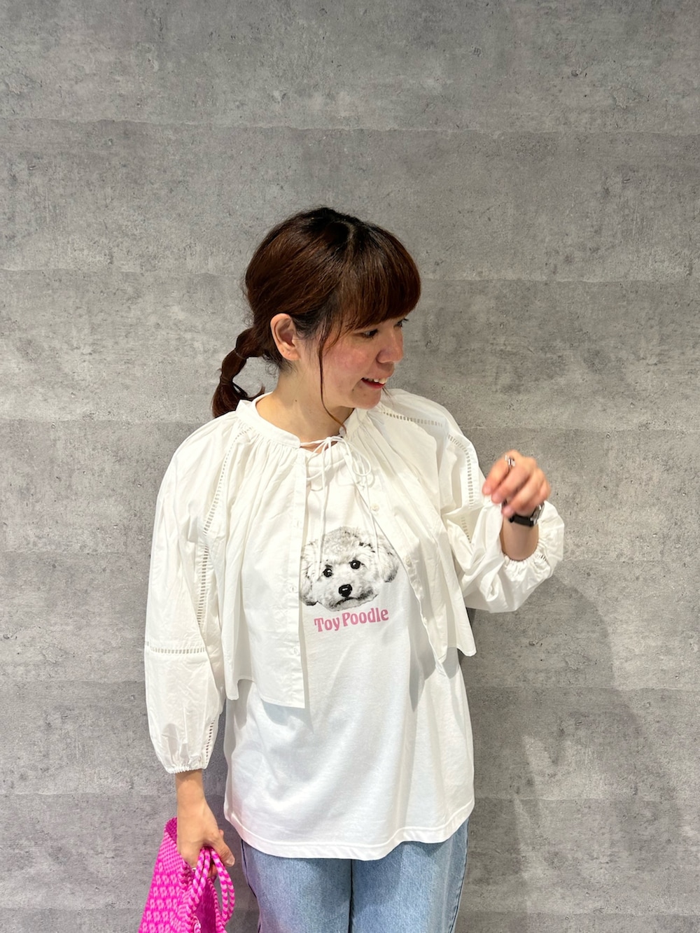 ホワイト系のシャツ/ブラウス、ピンク系のトートバッグ、ホワイト系のTシャツ/カットソーを着用したレディースの春コーディネートの2枚目の写真